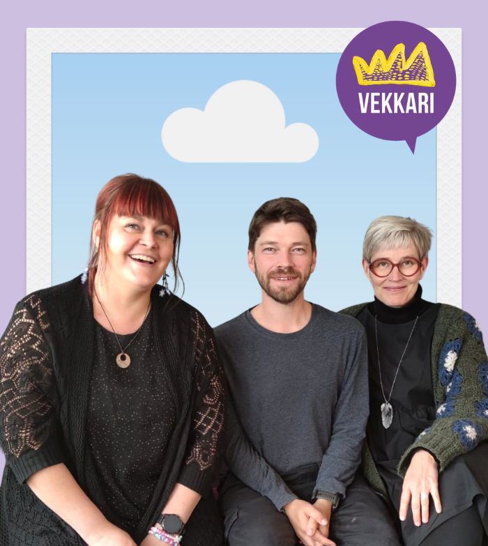Kolme ihmistä istuu rivissä kehyksissä, jossa Vekkari-logo.