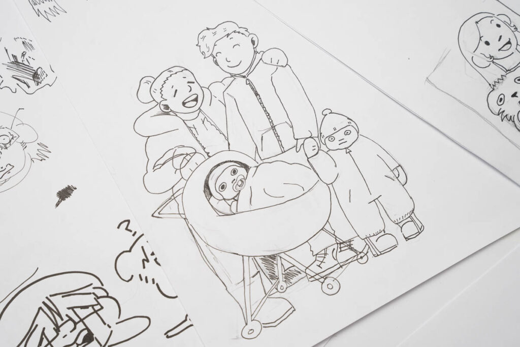 Piirroskuva perheestä, jossa kaksi lasta, toinen vaunuissa, toinen pitää vanhemman kädestä kiinni. Kaksi vanhempaa.