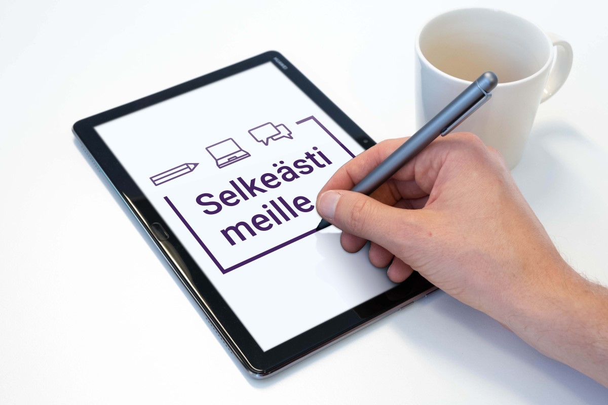 Tabletti, jonka näytöllä on Selkeästi meille -hankkeen logo sekä käsi, jossa on näyttökynä.