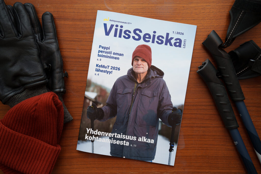 ViisSeiska-lehti pöydällä. Lehden kannessa on mies ulkoilemassa.
