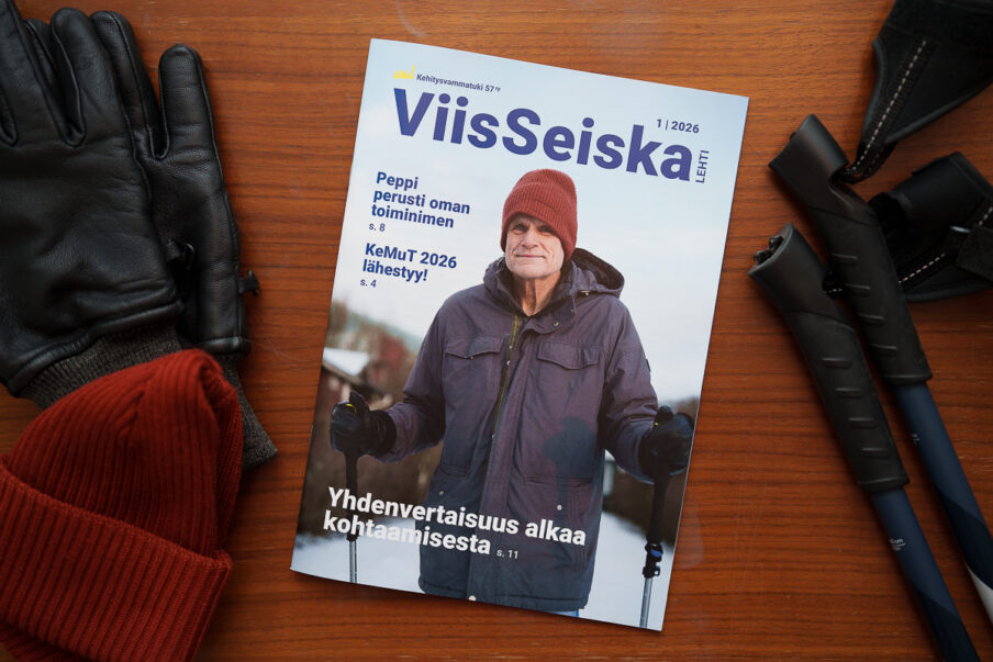 ViisSeiska-lehti pöydällä. Lehden kannessa on mies ulkoilemassa.