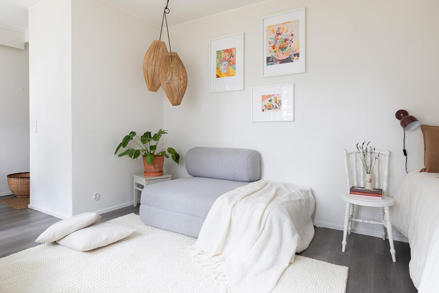 Valoisa asunnon olohuone.