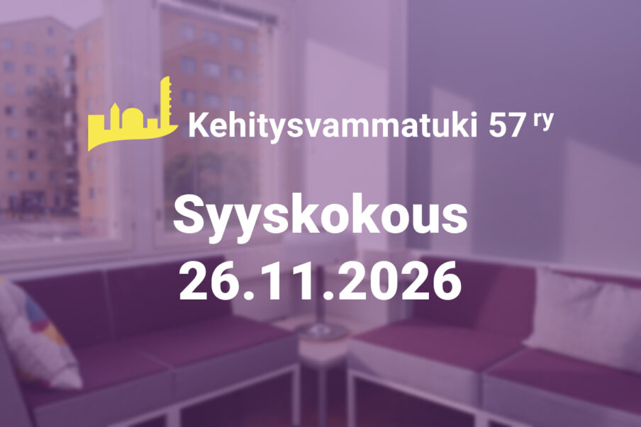 Kuva toimistotilasta, yhdistyksen logo ja teksti syyskokous 26.11.2026